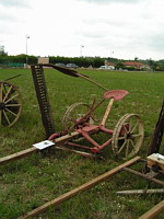 Faucheuse tractee Fahr (30eme fete des moissons de Saint-Jean-de-Touslas) (2)